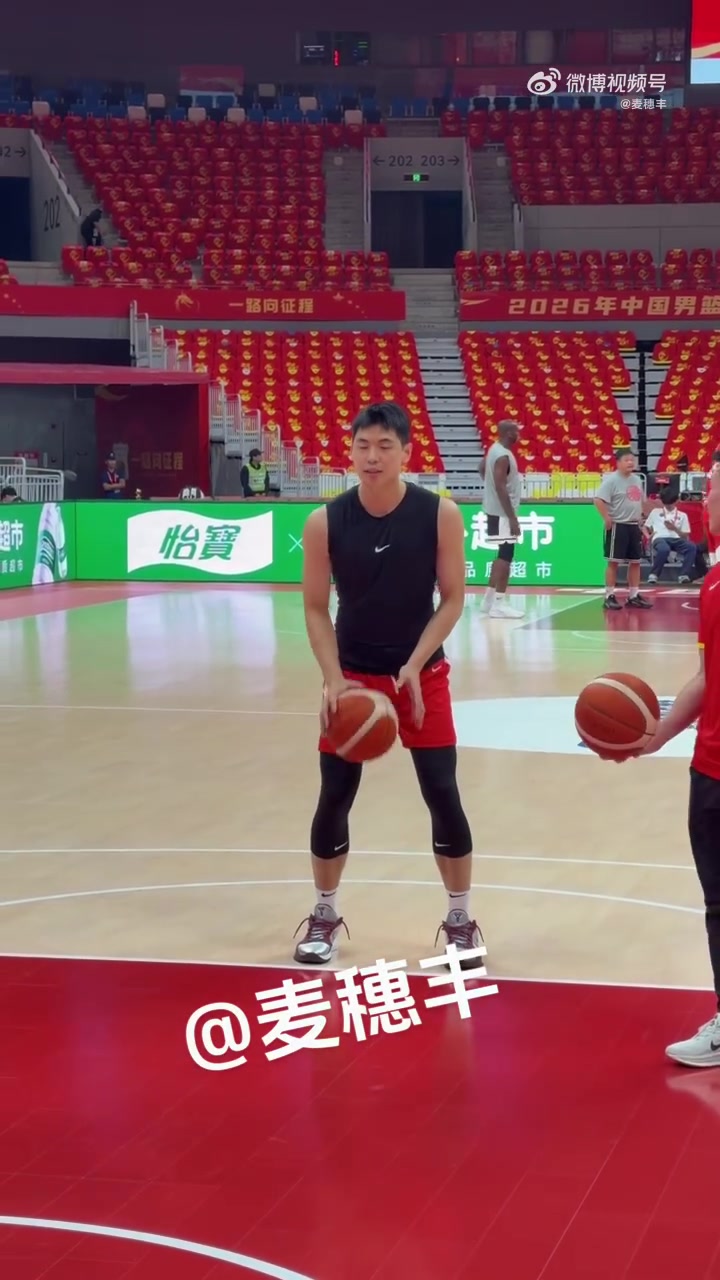 男篮热身赛对战乌拉圭男篮 崔永熙和偰李永炜赛前进行投篮练习